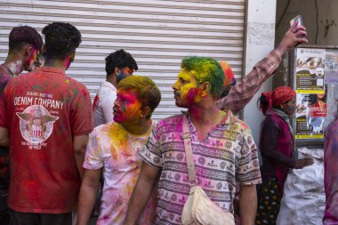 Hindistan, Rishikesh, 25 Mart 2024. Holi 'yi kutlayan insanların renkli yüzleri. Yüksek kalite fotoğraf