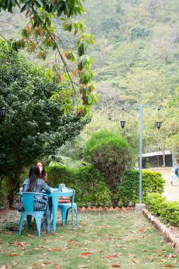 Rishikesh, Hindistan, 24 Mart, Reshikesh 'te bir kafede kızlar. Yüksek kalite fotoğraf
