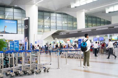 Hindistan, Delhi, Mart 2024. Delhi Uluslararası Havalimanı 'ndaki insanlar. Yüksek kalite fotoğraf