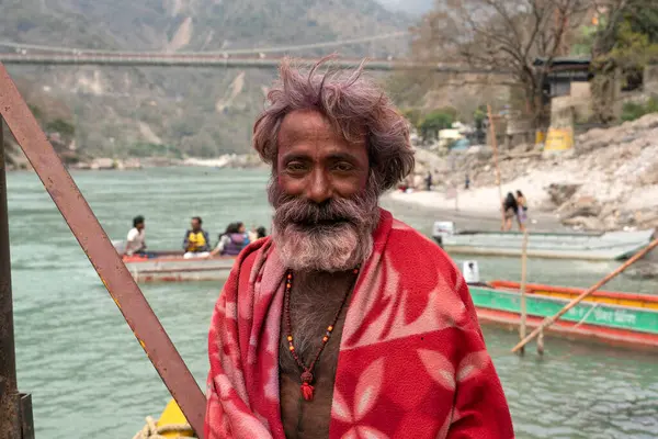 Hindistan, Rishikesh, 26 Mart 2024 Yaşlı bir Hintli Rishikesh sakini. Yüksek kalite fotoğraf