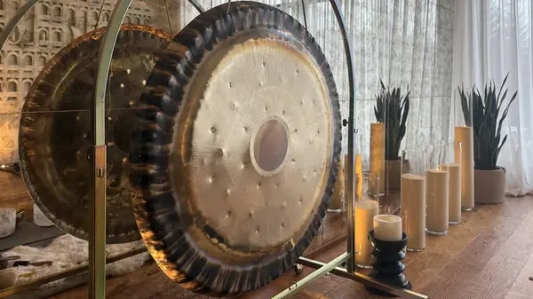 Büyük gonglu ses terapisi seansları için güzel bir atmosfer stüdyosu. Yüksek kalite fotoğraf
