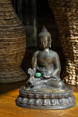 Tahta zeminde bronz Buda heykeli. Yüksek kalite fotoğraf