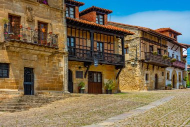 İspanya 'da Santillana del Mar' ın ortaçağ sokakları.
