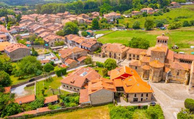 Santillana del Mar 'ın İspanya' daki hava manzarası.