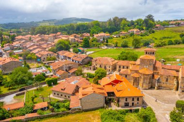 Santillana del Mar 'ın İspanya' daki hava manzarası.