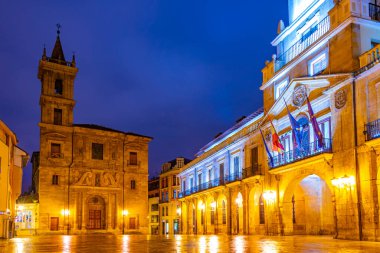 İspanya 'nın Oviedo şehrinde Iglesia de San Isidoro el Real' in gece manzarası.