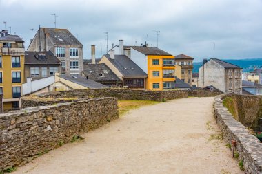 Roma duvarı İspanya 'nın Lugo kentinin etrafını sardı..