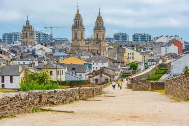 Lugo 'daki katedral İspanya' nın Roma duvarından görüldü..