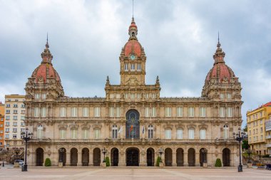 A Coruna, İspanya 'daki Praza de Maria Pita meydanında belediye meclisi.