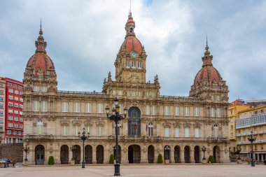 A Coruna, İspanya 'daki Praza de Maria Pita meydanında belediye meclisi.