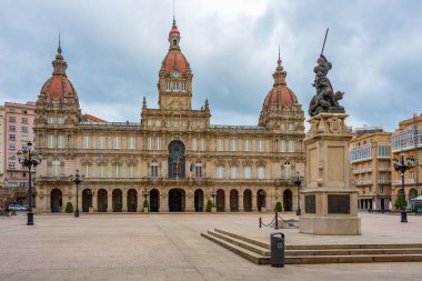 A Coruna, İspanya 'daki Praza de Maria Pita meydanında belediye meclisi.