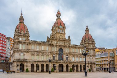 A Coruna, İspanya 'daki Praza de Maria Pita meydanında belediye meclisi.
