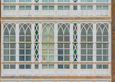 İspanya 'daki A Coruna rıhtımındaki modern binaların cepheleri.