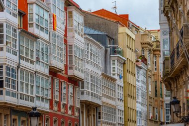 İspanya 'daki A Coruna rıhtımındaki modern binaların cepheleri.