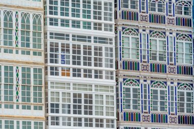 İspanya 'daki A Coruna rıhtımındaki modern binaların cepheleri.