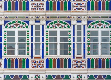 İspanya 'daki A Coruna rıhtımındaki modern binaların cepheleri.