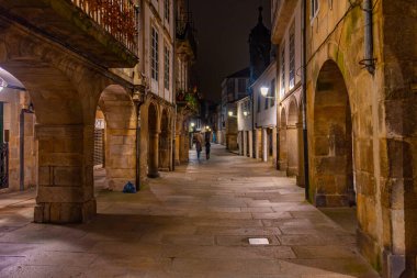 İspanya 'nın Santiago de Compostela kentindeki bir caddenin gece manzarası.