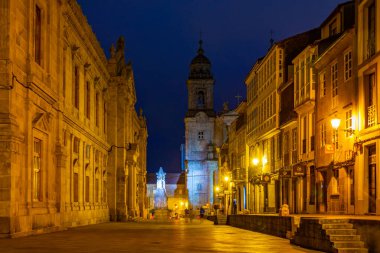 Santiago de Compostela, İspanya 'da dar bir sokağın sonundaki Aziz Francis Kilisesi' nin gece görüşü.