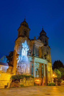 Santiago de Compostela, İspanya 'da dar bir sokağın sonundaki Aziz Francis Kilisesi' nin gece görüşü.