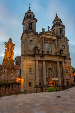 Santiago de Compostela, İspanya 'daki Aziz Francis Kilisesi' nin gün batımı manzarası.