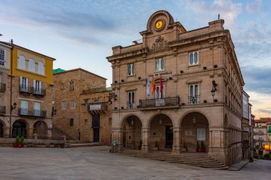 İspanya, Ourense 'deki belediye binasının gündoğumu manzarası.
