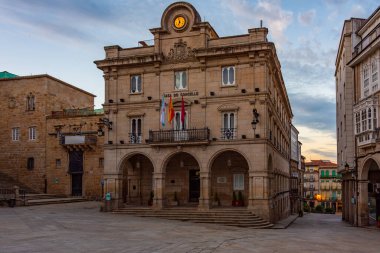İspanya, Ourense 'deki belediye binasının gündoğumu manzarası.