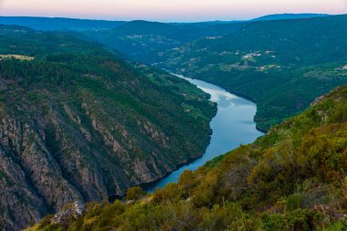 Madrid Balkonları İspanya 'daki Sil nehrinin üzerinden bakıyor..