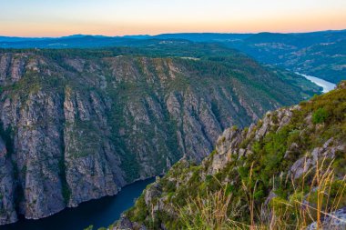 Madrid Balkonları İspanya 'daki Sil nehrinin üzerinden bakıyor..