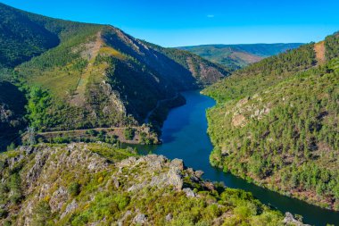 Navea nehrinin Panorama 'sı İspanya' daki Pontenovo hidroelektrik santralini geçiyor.