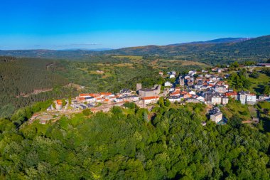 İspanya 'daki Ribeira Sacra vadisine bakan Castro Caldelas' ın hava manzarası..