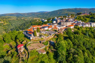 İspanya 'daki Ribeira Sacra vadisine bakan Castro Caldelas' ın hava manzarası..