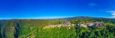 İspanya 'daki Ribeira Sacra vadisine bakan Castro Caldelas' ın hava manzarası..