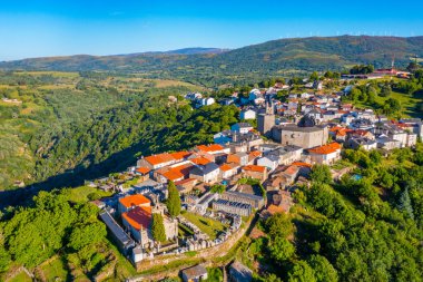 İspanya 'daki Ribeira Sacra vadisine bakan Castro Caldelas' ın hava manzarası..