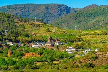 İspanya 'daki Montefurado köyünün havadan görünüşü.