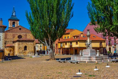 İspanyol kasabası Leon 'daki Plaza del Grano' da Santa Maria Kilisesi.