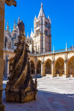İspanyol kasabası Leon 'daki Katedral' de manastır..