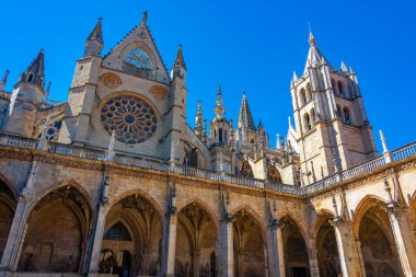 İspanyol kasabası Leon 'daki Katedral' de manastır..
