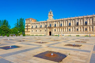 İspanyol kasabası Leon 'da Parador de Leon binası.