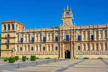 İspanyol kasabası Leon 'da Parador de Leon binası.