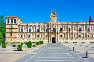 İspanyol kasabası Leon 'da Parador de Leon binası.