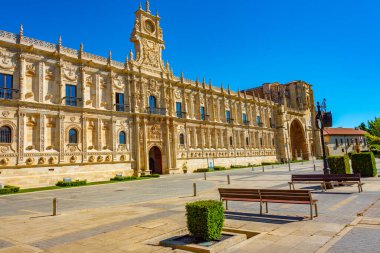 İspanyol kasabası Leon 'da Parador de Leon binası.