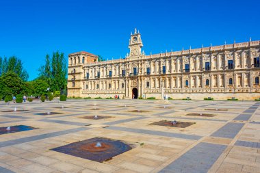 İspanyol kasabası Leon 'da Parador de Leon binası.