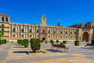 İspanyol kasabası Leon 'da Parador de Leon binası.