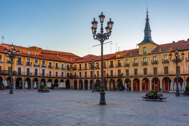 İspanya, Leon 'da Plaza Mayor' un gündoğumu manzarası.