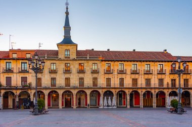 İspanya, Leon 'da Plaza Mayor' un gündoğumu manzarası.
