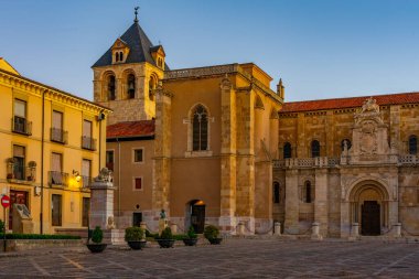 İspanyol kasabası Leon 'da San Isidoro Bazilikası' nın gündoğumu manzarası.