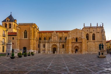 İspanyol kasabası Leon 'da San Isidoro Bazilikası' nın gündoğumu manzarası.