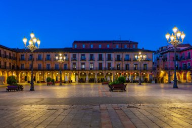 İspanya, Leon 'da Plaza Mayor' un gündoğumu manzarası.