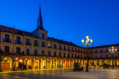 İspanya, Leon 'da Plaza Mayor' un gündoğumu manzarası.