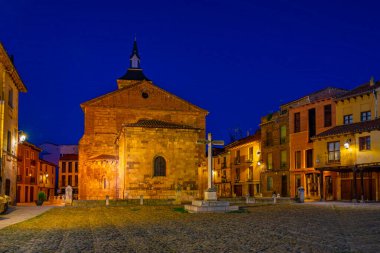 İspanyol kasabası Leon 'daki Plaza del Grano' da Santa Maria Kilisesi 'nin gündoğumu manzarası.
